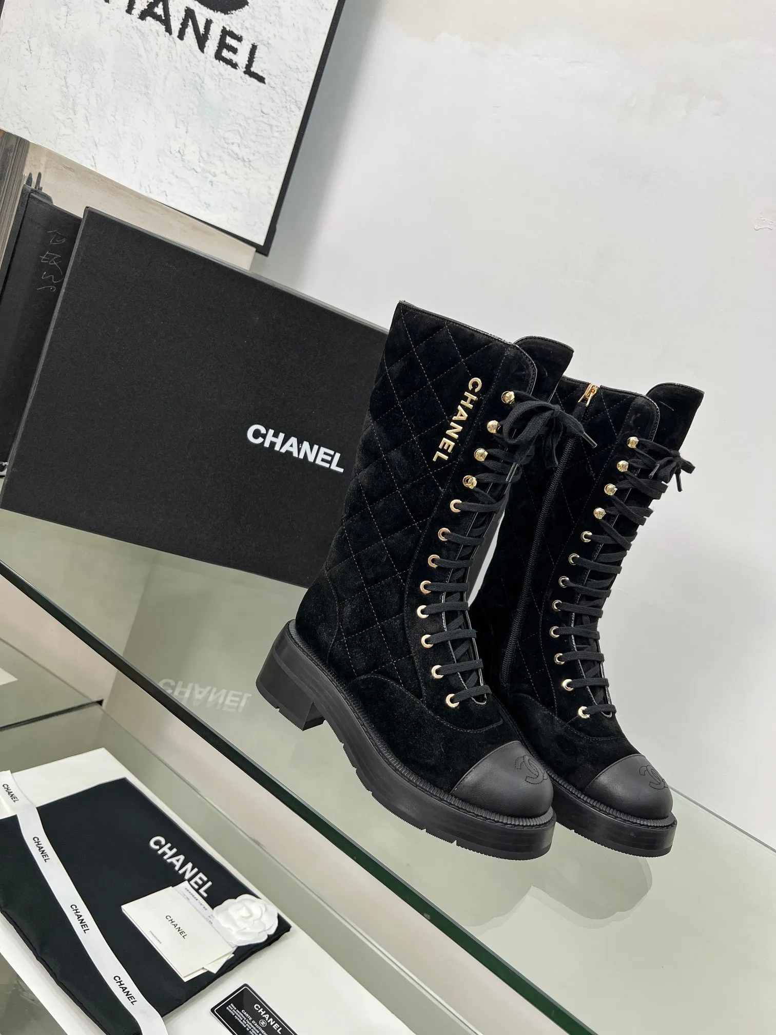 👟👟Ex-factory price 840👟👟 2025CHANEL I finally own this pair of Chanel diamond boots💫 Classic diamond pattern with black and white color, fashionable and high-end, and the thick sole is super stable for walking~ It instantly turns into a fashionable and cool cover when you put it on. Who knows the charm of Fragrant Grandma? When I was asked about the link while shopping, I was so happy🥳 Fabric: sheepskin, cow suede Lining: sheepskin Color: black white apricot Code number: 5-40 (41 customized)